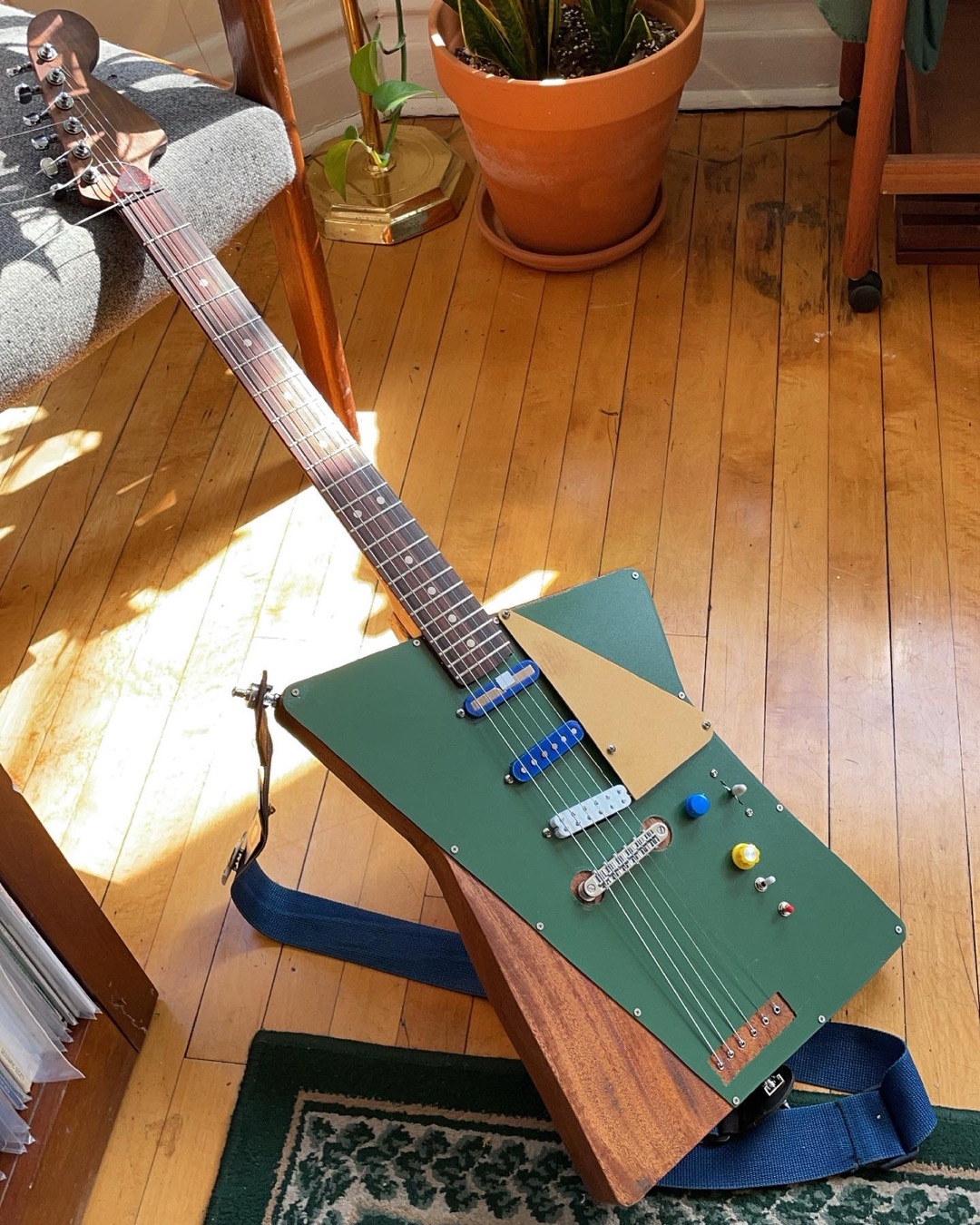 The Camilo from above, the wood edge of the body visible against the green